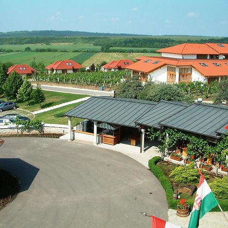 Egri Korona Borhaz Es Wellness Hotel Demjen Exterior photo