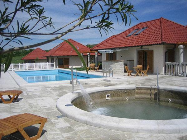 Egri Korona Borhaz Es Wellness Hotel Demjen Exterior photo